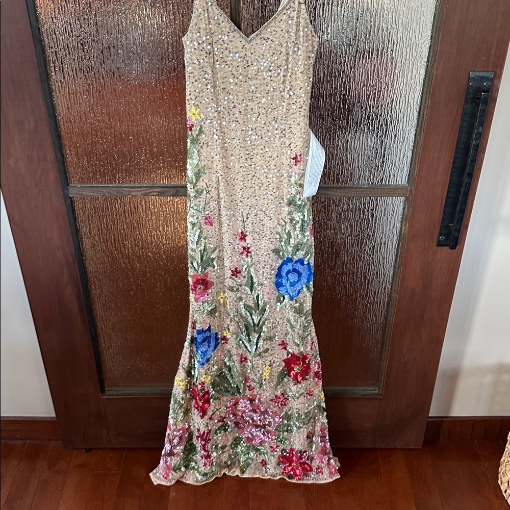 MAC DUGGAL
Beige Floral Embellished Spaghetti Strap Gown size 12 - Picture 8 of 11